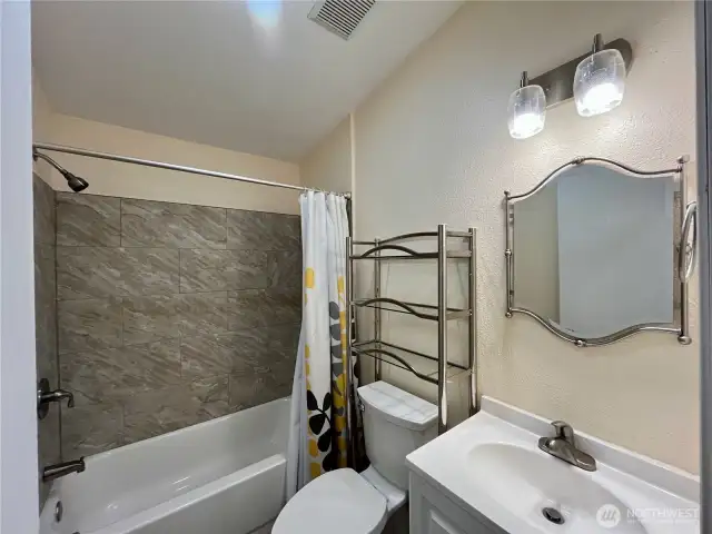 Full Bath off Hallway