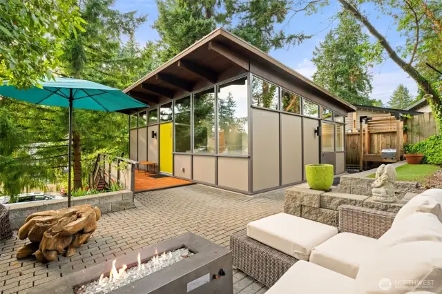 Classic Mid Century Modern. Vintage Gem.