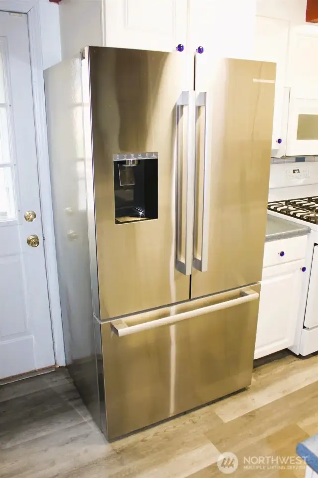 Check out the stainless steel Bosch refrigerator seller is leaving. This can be yours with the sale!!!