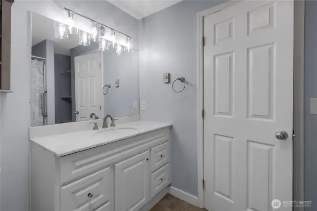 Main floor full bathroom