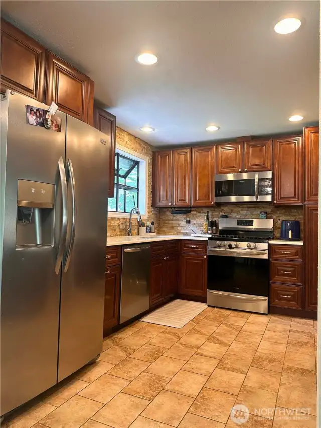 Stainless steel appliances all stay.