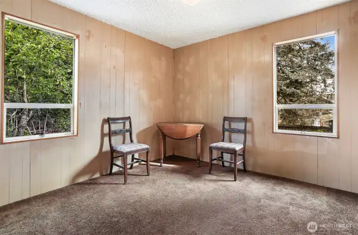 Guest bedroom.