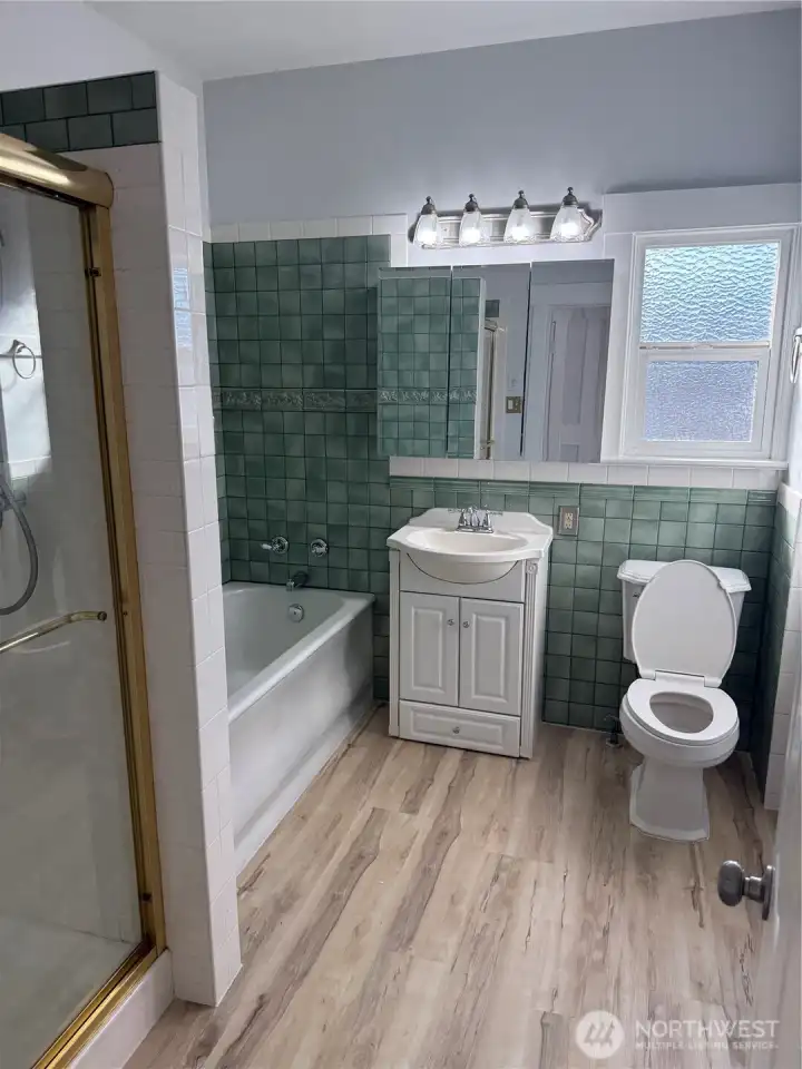 Full bathroom main floor