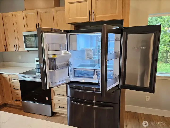 Very nice, large Samsung fridge wi Dual freezer drawers.