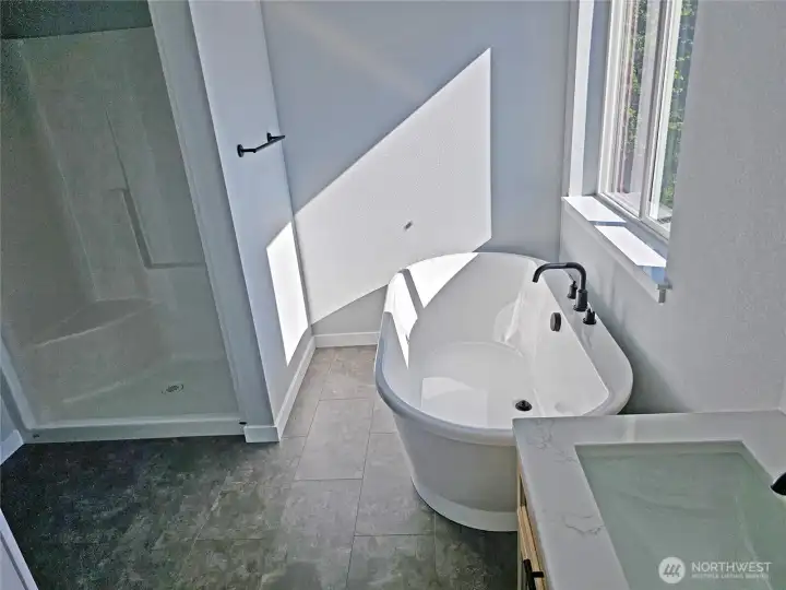 5 piece bath off of the primary bdrm suite