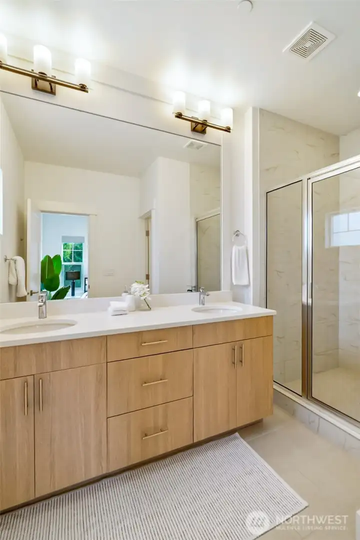 Primary Bathroom w/shower