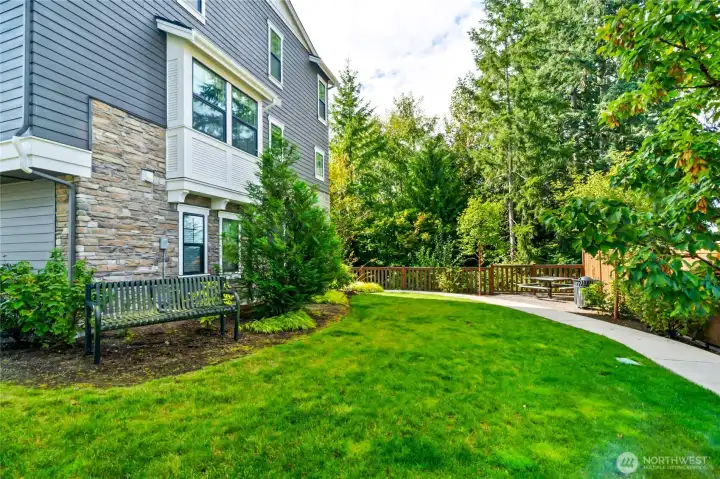 Hoa Maintained yard outside with benches and picnic tables