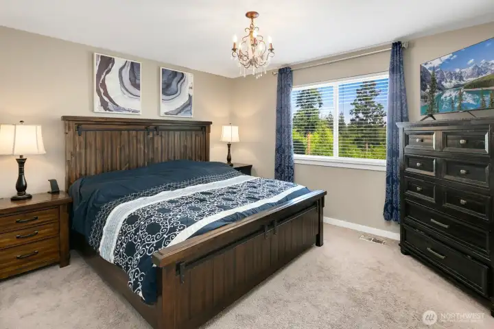 Primary Bedroom w/ En-Suite Full Bath & Walk-In Closet