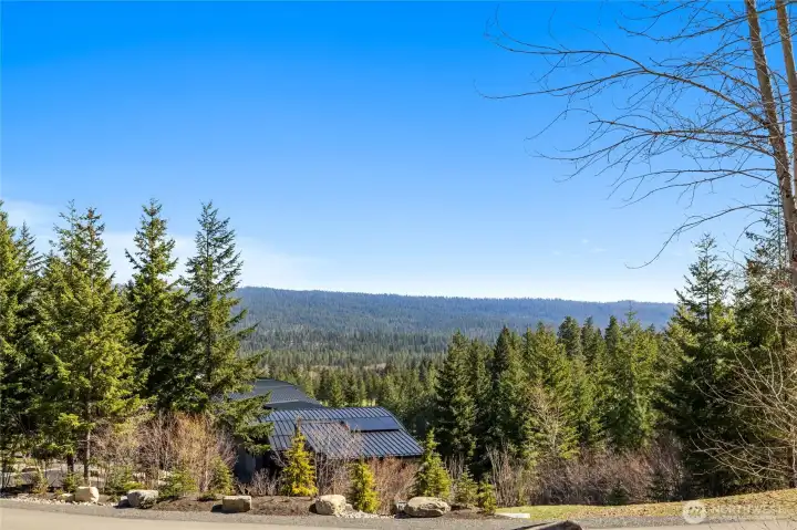 Morning sun and distant views of Roslyn Ridge