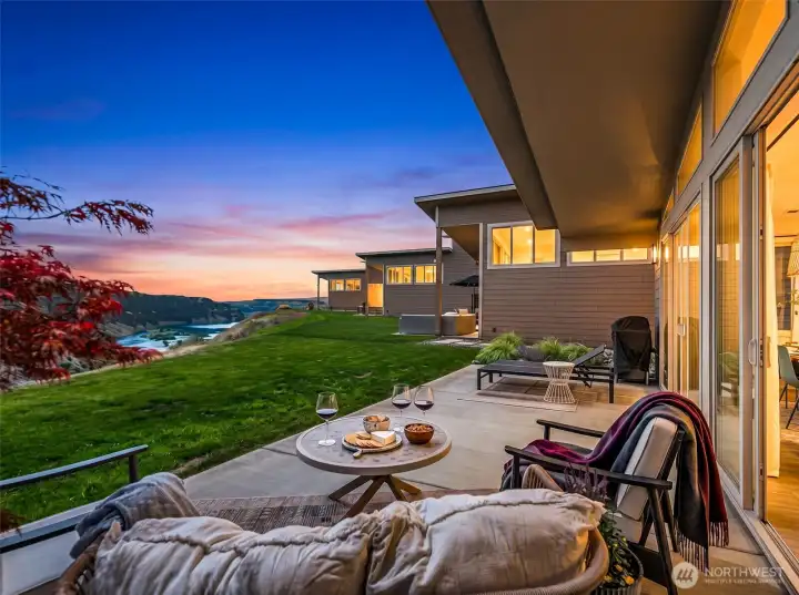 Oversized Covered Private Patio, Vast Columbia River Views