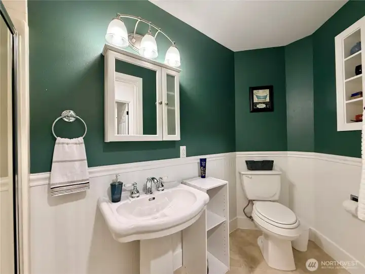 Another view of the guest bathroom.