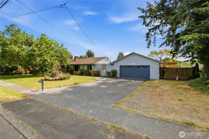 Long driveway and additional parking on side