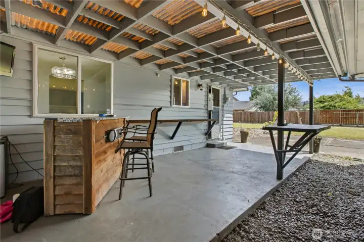 Sweet patio/bar area straight to your beautiful backyard