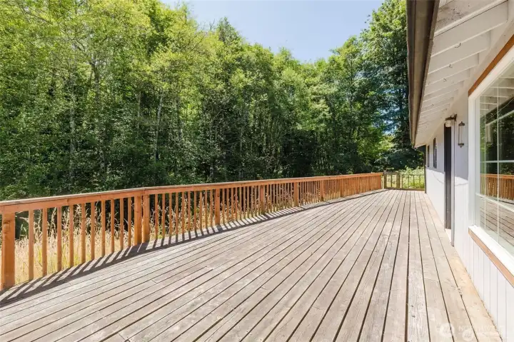 Imagine enjoying this deck alone or entertaining friends!