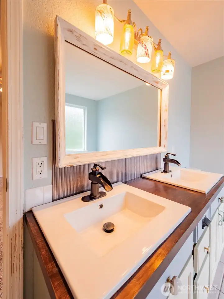 PRIMARY BATH...COOL COUNTER