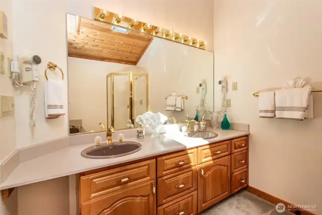 En-suite with 2 sinks, jetted tub, shower, and walk-in closet