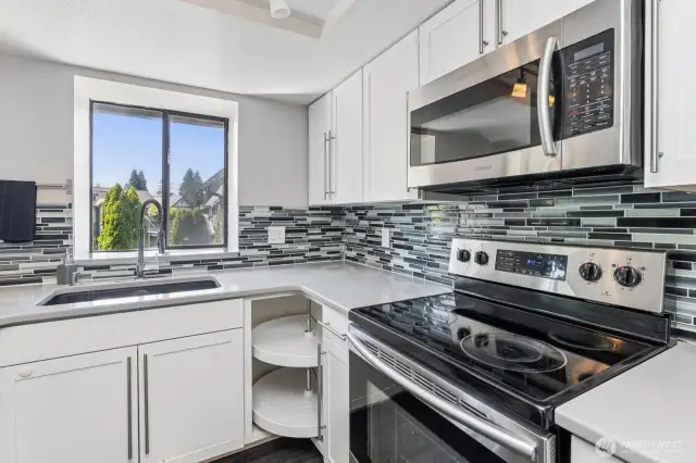 Plenty of cabinet and counterspace for a well-functioning kitchen space.