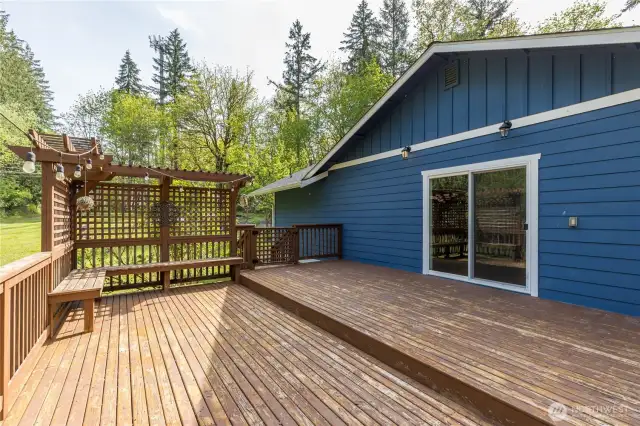 Entertainment-sized deck with built-in benches