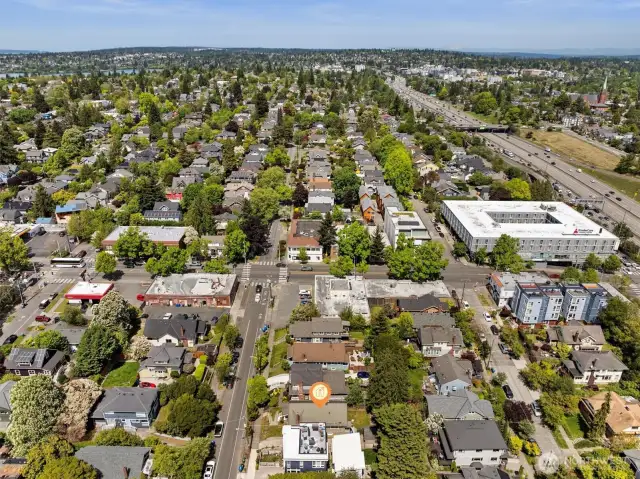 Aerial photo looking north. You can see Green Lake from this photo. Only minutes to the UW, downtown, Amazon & 520. Walking distance to shopping, cafes, restaurants, etc. 89 Walk score and 82 bike score!. Only minutes to the UW, downtown, Amazon & 520. Walking distance to shopping, cafes, restaurants, etc.