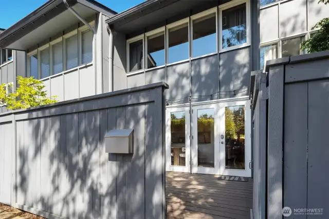 Keep cool on hot sunny day with retractable Mirage screens. Back deck gate opens to designated parking space.