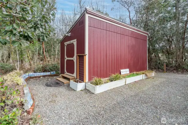 1221. This building is not on a foundation, but it has heat, electricity, lights and was used as an extra studio area.