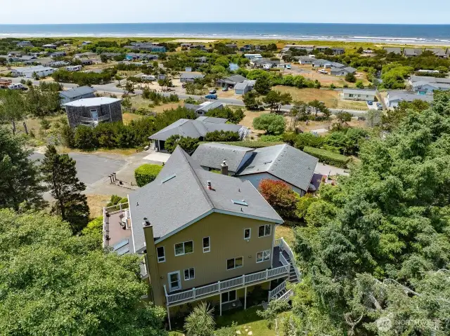 The great Pacific Ocean is your home's front view.