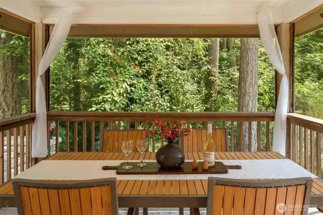 Dining, movie night, reading your favorite book, watching the wildlife ... this inviting space is waiting for you.
