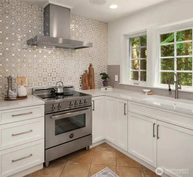 Loving the grey glass tile backsplash with the Italian mirrored tile wall!!