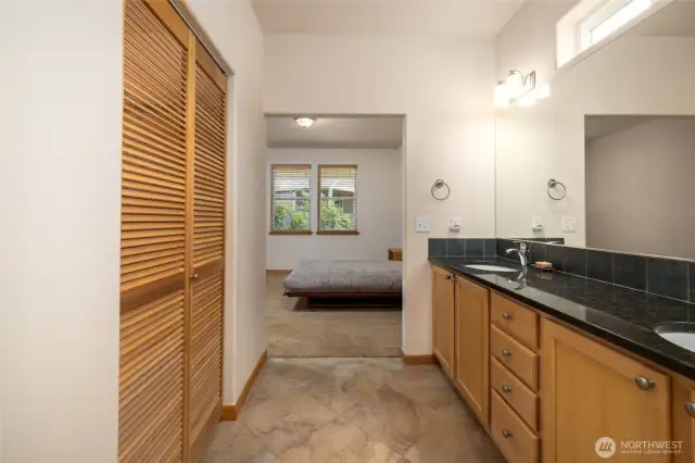 Bright Primary ensuite bath