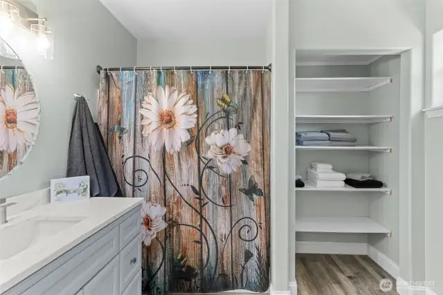 Primary bathroom (Full bath)