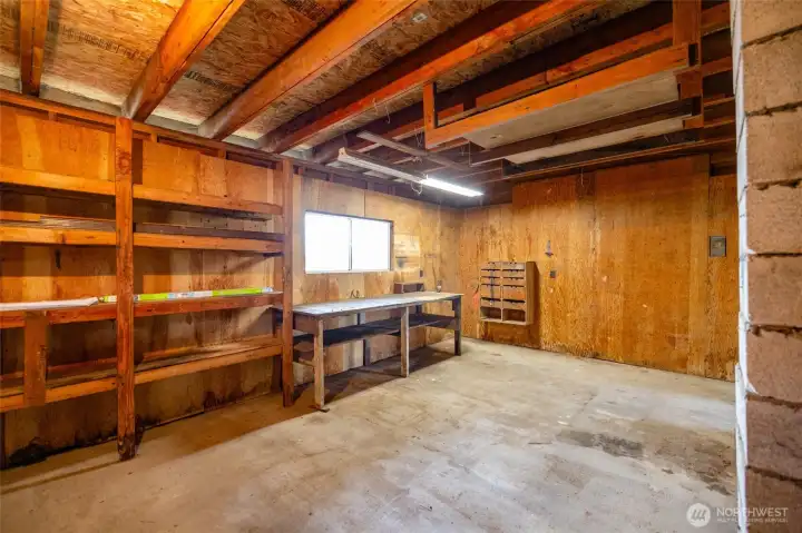 Large shop space for hobbies, woodworking or tinkering!