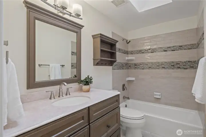 Second level full main bath.