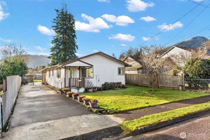 Long driveway for extra parking.