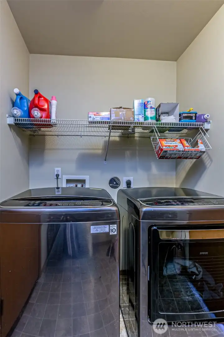 Walkin pantry and laundry. Appliances stay!