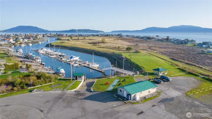 Located near the shoreline and marina, offering easy access to outdoor recreation. Located near the shoreline and marina, offering easy access to outdoor recreation.