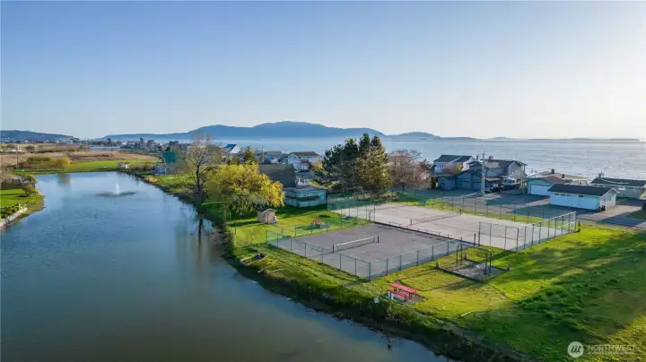Open green space and walking areas nearby contribute to the relaxed coastal atmosphere. Open green space and walking areas nearby contribute to the relaxed coastal atmosphere.
