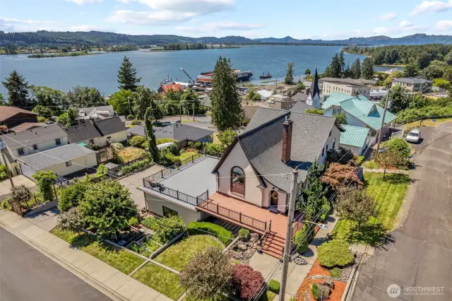 Blocks to the picturesque town of Cathlamet and the Marina