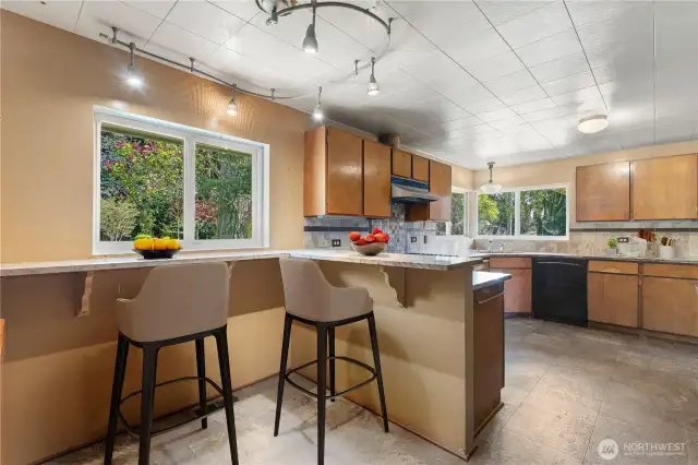 Virtual staging of eating bar