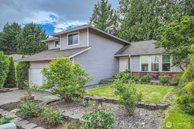 WONDERFUL HOME PROVIDES ALL THE BENEFITS OF THE SAMMAMISH LIFESTYLE.