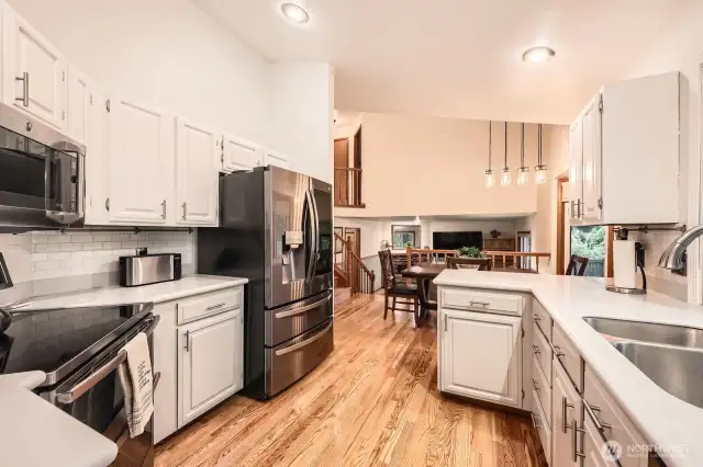 MODERN KITCHEN WITH WELL DESIGNED LAYOUT, COMES WITH ALL THE APPLIANCES.