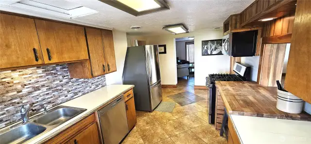 Gas stove, stainless appliances all stay!