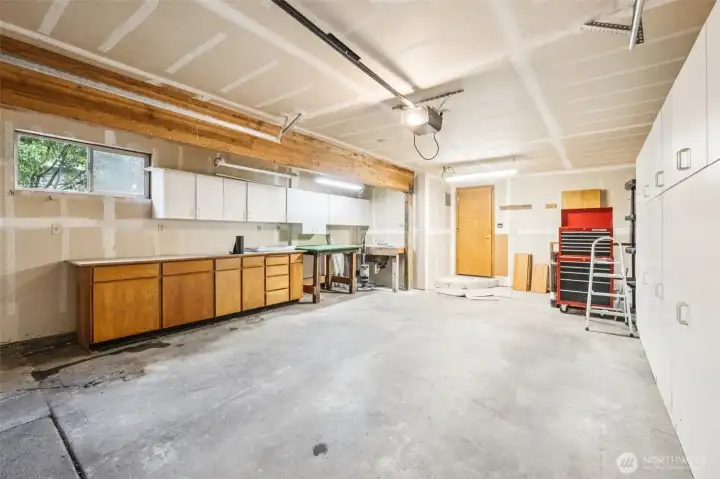Oversized 1 car garage