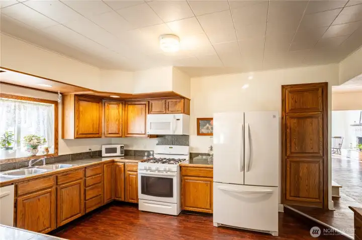 Wonderful kitchen, appliances included