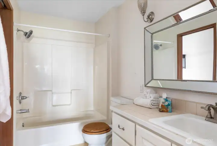 2nd bath with full tub