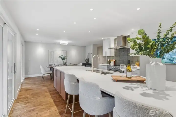 bar seating for up to 5