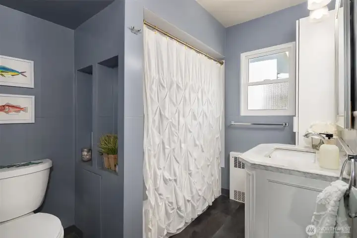 This full bathroom serves all bedrooms.