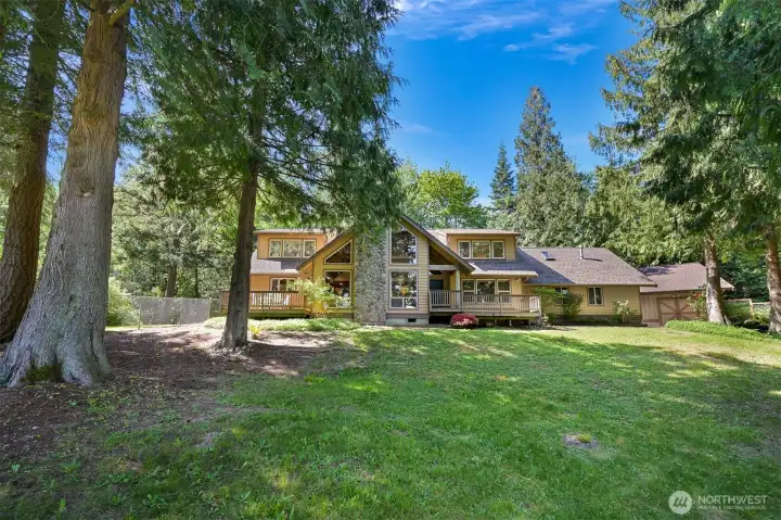 It can't be stated enough-the peace and quiet and amount of privacy this home affords is hard to find & it's close to city limits.
