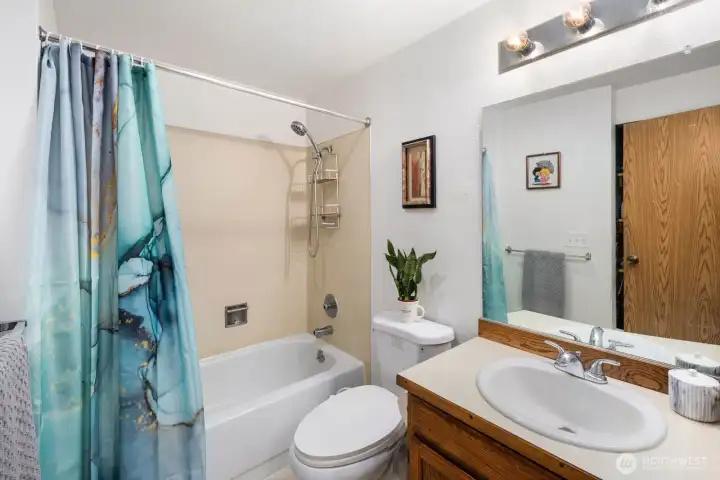 Full Guest Bathroom.