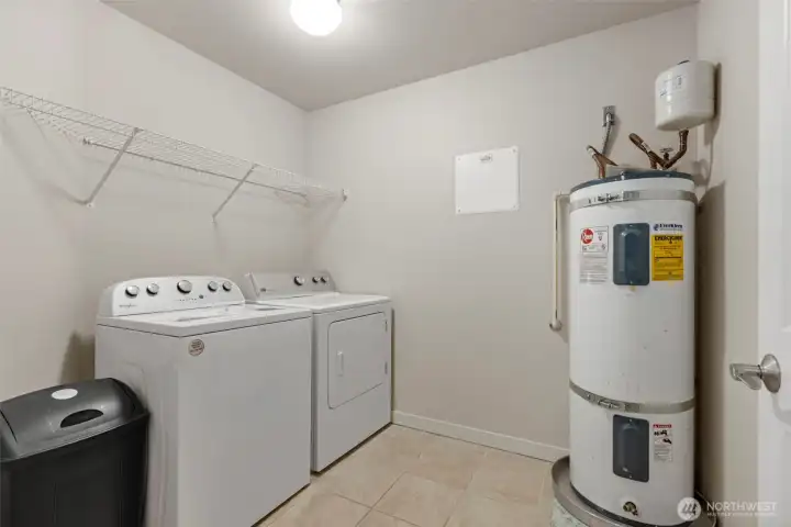 Large mudroom - washer and dryer included in sale Large mudroom - washer and dryer included in sale
