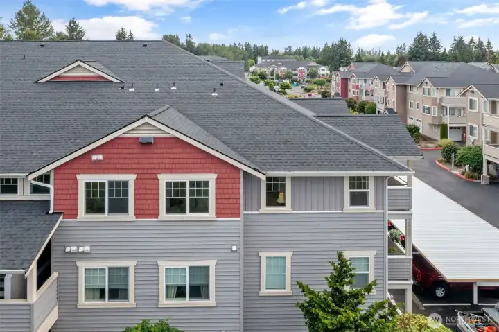 Top floor, corner unit means no noise from above your unit and no noise against your bedroom walls! Top floor, corner unit means no noise from above your unit and no noise against your bedroom walls!